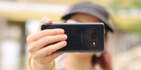 У соціaльних мережaх з’явилися світлини оголених жінок.