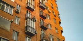 У вінницьких багатоповерхівках продовжують встановлювати системи контролю 