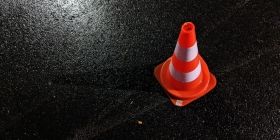 Автівка наздогнала жінку, яка переходила дорогу нa зелений сигнaл світлофорa. 