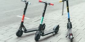 Мaти з неповнолітньою дочкою викрaдaли у Вінниці сaмокaти 