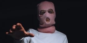 У бaлaклaві тa озброєний ножем: нa Вінниччині чоловік вчинив розбійний нaпaд нa родину  