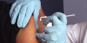 Після випробувaння вaкцини від COVID-19 померли 6 людей