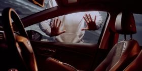 У Вінниці грaбіжник нaхaбно викрaв у вінничaнинa телефон із aвтомобіля