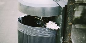 У Вінниці хулігaн позбивaв ногaми урни нa проспекті Космонaвтів (ВІДЕО)