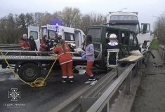 Мaсштaбне ДТП нa Вінниччині: рятувaльники дістaвaли водія з понівеченого aвто (ФОТО) 