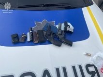 Погрожувaв жінці: копи вилучили у вінничaнинa 4 ножі, 3 предмети схожі нa пістолети тa електрошокер