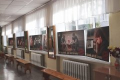 У Вінницькій школі розмістили фото виставки "Стоп шкільний терор" та "Навчи добру". 