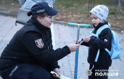 Флікери для безпеки: Вінницька поліція проводить акцію для забезпечення видимості дітей у темряві