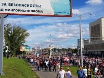 ​    ​У різних містах білорусі тривають акції протесту. Сьогодні, 13 вересня, у центрі Мінська була помічена військова техніка, автозаки та машини з колючим дротом. А ближче до обіду у столиці Білорусі почали затримувати учасників протестних акцій.