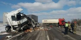 На трасі під Одесою зіткнулись дві фури. Водії загинули на місці (ФОТО)