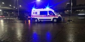 В Києві, на Надніпрянському шосе пішохода-порушника збили два авто