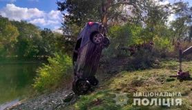 На Полтавщині витягнули потонулий автомобіль з тілами трьох чоловіків: поліція розпочала досудове розслідування