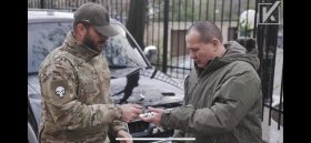 Позашляховик для виконання спецзавдань, - «Українська команда» передала чергове авто розвідникам 