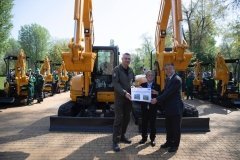 Кличко: Київ отримав від японських партнерів 13 сучасних мініекскаваторів KATO