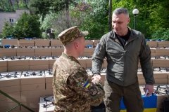 Кличко: громада столиці продовжує допомагати військовим