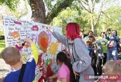  «Моя хата не скраю»: у Вінниці діти-переселенці разом із художником створили полотно на підтримку ЗСУ