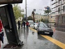 У центрі Вінниці легковик в’їхав у зупинку громадського транспорту