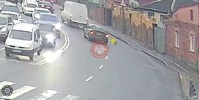 Не поділили смугу: у Вінниці зіткнулися Mercedes та Opel