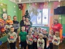 Свято радості й тепла: волонтери «Української команди» привітали дітей Осіївки з Новим роком