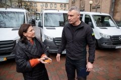  Київ отримав нові соціальні мікроавтобуси для перевезення дітей з інвалідністю