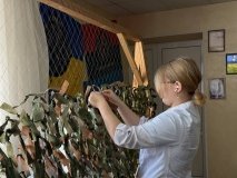 Допомога фронту: волонтери передали тканину для маскувальних сіток у вінницький коледж