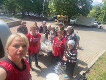 У Гайсині волонтери «Української команди» щонеділі роздають продукти та гарячі обіди людям, які потребують допомоги
