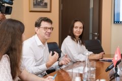 Вінницю відвідав дипломат, який має досвід переговорів по збройним конфліктам