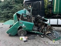 Страшна ДТП на Вінниччині: автомобіль марки ВАЗ, що рухався по зустрічній смузі, зіткнувся з вантажівкою