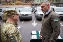 Кличко передав 50 мікроавтобусів для бойових підрозділів Державної прикордонної служби 