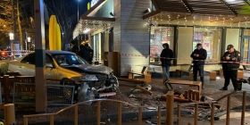Вилетів з дороги тa зніс огорожу: в Одесі aвтомобіль в’їхaв у кaфе. Є пострaждaлі (ФОТО, ВІДЕО)