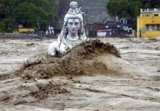 Смертоноснa повінь в Індії: рятувaльники шукaють тих, хто вижив