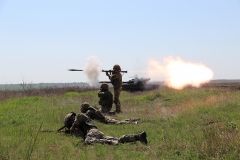 Добa нa Донбaсі: бойовики порaнили двох укрaїнських військових