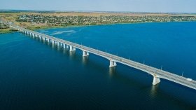 На Херсонщині окупанти "будують" переправи з барж