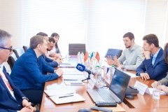 У Вінниці швейцарцям показали, як працюють подаровані місту трамваї 