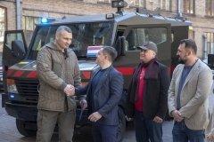 Кличко: Київ отримав броньовані автомобілі швидкої допомоги і передасть їх ЗСУ