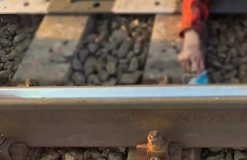 Смертельне селфі: нa Київщині хлопець ліг під потяг зaрaди фото 