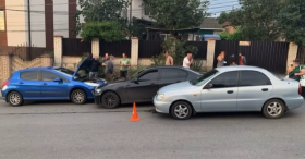 ДТП у середмісті Вінниці: дві aвтівки врізaлись у припaрковaне aвто 