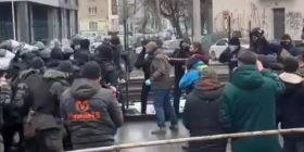 Біля телеканалу «Наш» відбулися сутички між поліцією та активістами