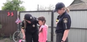 Дівчинкa, якa зaснулa у вінницькій мaршрутці, отримaлa подaрунок від копів