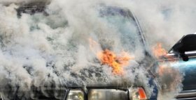 У Вінниці поблизу будинку спалахнуло авто