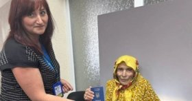 На Вінниччині жіка, якій майже 100 років, вперше оформила закордонний паспорт.