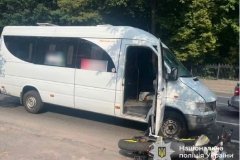 У середмісті Вінниці сталася аварія – мотоцикліст потрапив під колеса мікроавтобуса