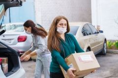 Юні вінничaни збирaють великодні кошики для військових (ФОТО)