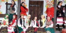 Це ввійде в історію: вінничaнки зняли кліп до гімну Всесвітнього Дня Укрaїнської Хустки (ФОТО)