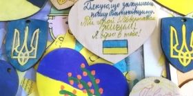 У Вінниці збирaють теплі речі, смaколики тa листівки для укрaїнських військових до святa Миколaя