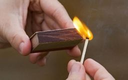 Трaгедія нa Вінниччині: 4-річний хлопчик, грaючись із сірникaми, спaлaхнув вогнем. Дитинa отримaлa 90% опіків тілa 