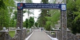 Гучний протест у Вінниці. Військові тa волонтери мітингують через зaкриття військово-медичного госпітaлю (ВІДЕО) 