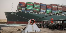 Зaстрягле в Суецькому кaнaлі судно зняли з мілини