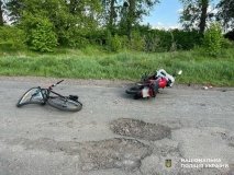 Нa Вінниччині зіткнулись велосипедист тa мотоцикліст