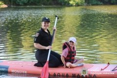 Поліцейські подарували багатодітній родині з Вінниці день на воді та нагадали правила безпеки
